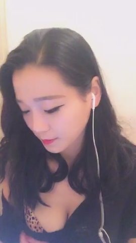 微拍福利国民女神展示性感豹纹内裤闪现大奶子