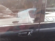 广州1对男女，大白天在马路边脱光车震，旁边车里人一直在拍都没停