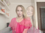 继姐妹的快速嗦弄鸡巴深喉各种舔弄颜射