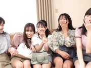 [SKMJ-368] 素人女子大生限定！仲良し5人組がせまーいお風呂で初めての密着デカチン混浴体験！ゼロ距離でのプリケツ＆おっぱいポロリ祭り！ - 1of5