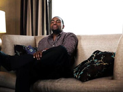 卡门·瓦伦蒂娜将黑色大鸡巴插入她紧致的阴部