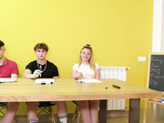 教师拉拉·克鲁兹双女一块玩弄舔弄骑乘