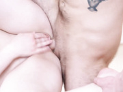 幸运的家伙乱搞两个青少年辣妹疯狂舔弄