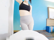 我的私人教练在训练期间吸我的鸡巴