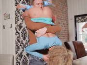 穿上她最热门的服装并试图引诱她爸爸的朋友操她