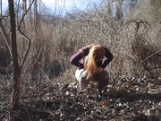 基拉在她的屁眼上撕开她的裤子，然后劳尔将肛塞插入其中