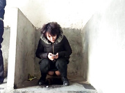 國內廁拍大神拍攝小縣城公共旱廁幾個年輕妹子如廁 雪白大屁股看得誘惑十足 露臉高清