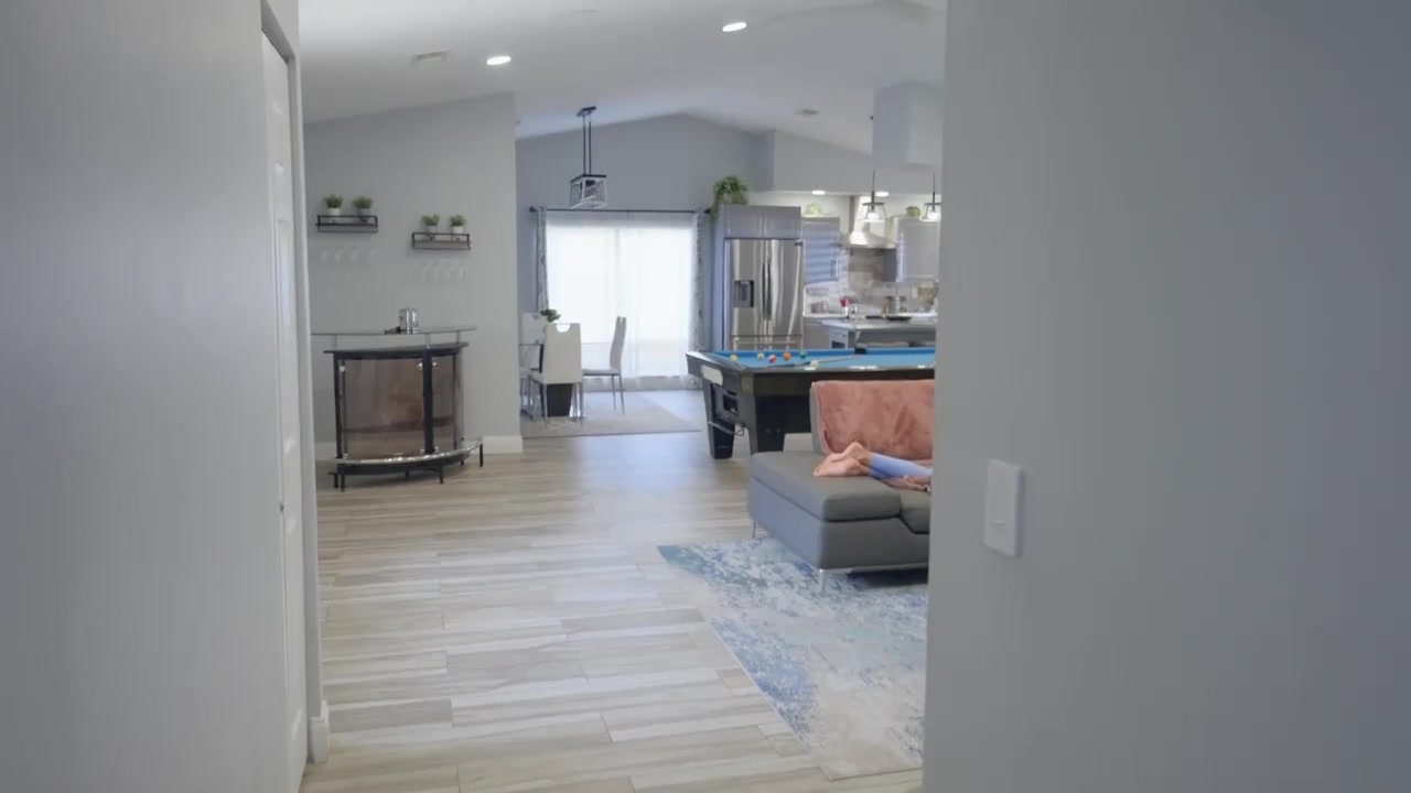 约翰尼的女朋友凯勒·奎因和他的新辣继母科里·蔡斯满足他的性需求