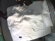 情趣酒店水滴摄像头TP幸福屌丝男被年轻性欲强女友上位骑射爽完各自玩手机