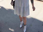 欲火中烧的红发少年圣狐在公共场所玩弄假阳具，然后在家中操弄