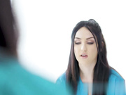 店主莉娜·保罗通过提供全方位服务来测试她性感的女按摩师