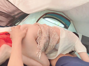 野外露营时，被睡在帐篷里模特女友的美腿诱惑，直接掏出鸡巴塞进她嘴里