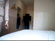 酒店開房高價約了個熟人介紹認識的大二兼職妹子泄瀉火 主動跪舔雞巴翹臀後入幹得高潮不斷 國語1080P高清