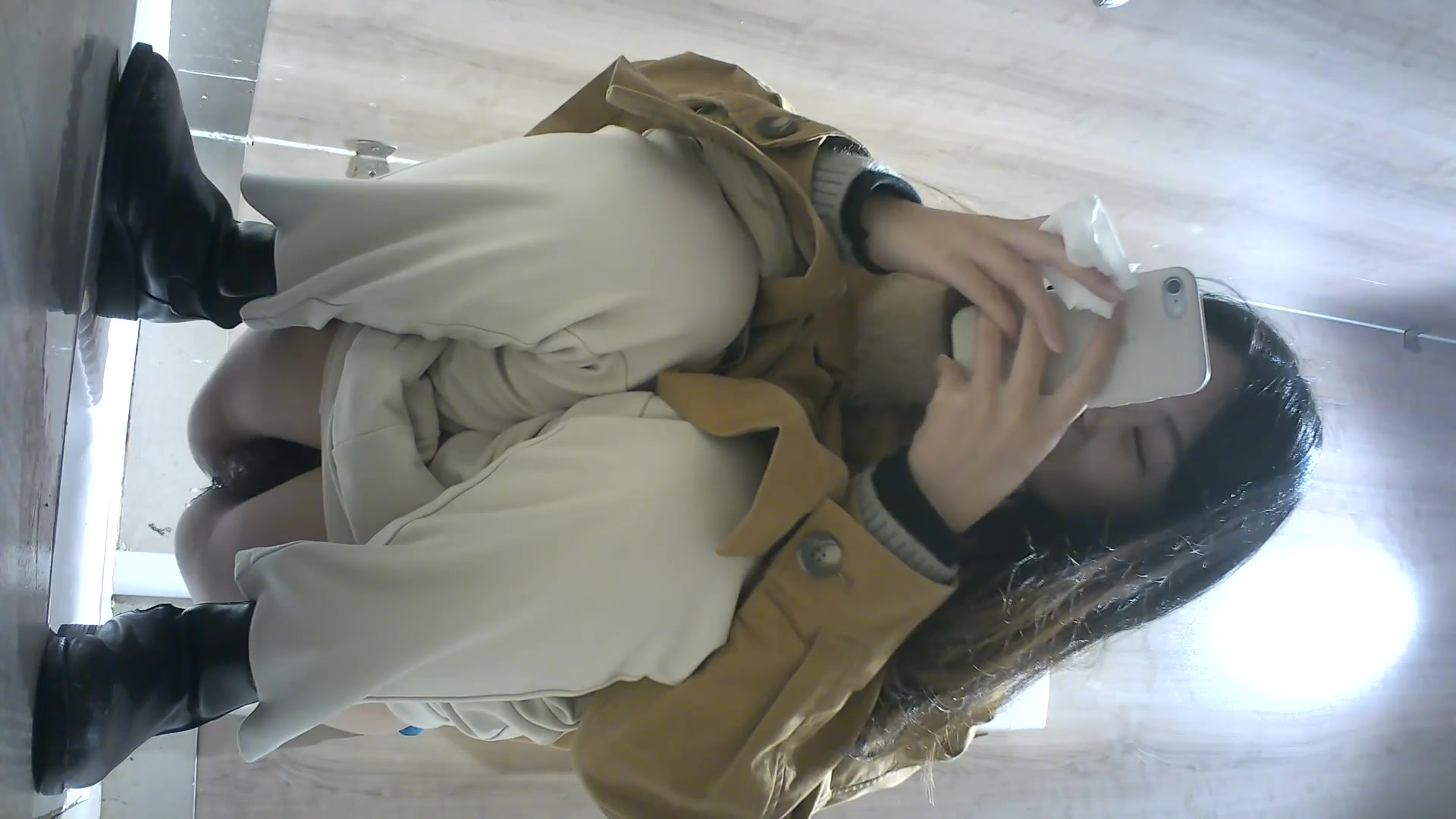 最新流出國內廁拍大神暗夜潛入商場全景偷拍各式美女少婦如廁噓噓 有個可愛眼鏡妹子還對著鏡頭做出勝利手勢 屌爆了 1080P高清原版