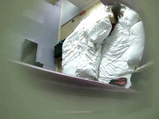 主題酒店拍攝到的已婚少婦穿著性感紅睡衣和單位帥氣小夥開房偷情 邊操邊打電話 露臉高清