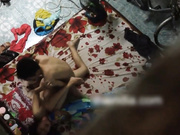 出租屋偷窥隔壁小两口过夫妻生活男的还挺猛的