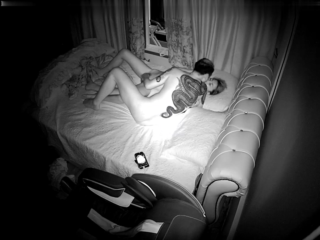 居家網絡攝像頭黑客破解拍攝到的紋身哥和年輕風騷情婦瘋狂愛愛 主動上位觀音坐蓮爽的欲仙欲死 露臉高清