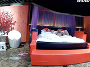 情趣酒店豪華大房拍攝到的大肚腩胖哥和情人開房愛愛 主動吃雞巴騎乘後入幹得嗷嗷直叫 1080P高清