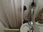 精品推薦 浴室偷裝針孔攝像頭偷拍同居閨蜜女友洗澡 在裏面偷偷自慰壹臉淫騷樣 1080P高清原版