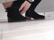 厕拍骚逼女同学的雪白屁股和大黑骚逼