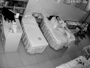 最新流出美容院攝像頭黑客破解拍攝到的中年夫妻趁女兒熟睡時過性生活 手擼主動張開雙腿給操表情銷魂 1080P高清