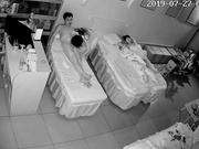 最新流出美容院攝像頭黑客破解拍攝到的中年夫妻趁女兒熟睡時過性生活 手擼主動張開雙腿給操表情銷魂 1080P高清