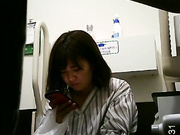 最新流出某寫字樓公共女廁拍攝到的各式美女如廁 貌似有個妹子喜歡邊尿邊玩手機 1080P高清原版