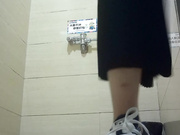 某大型商場公共女廁拍攝到的各式美女少婦如廁 貌似有個金絲邊眼鏡少婦不帶紙弄濕了內褲 1080P原版高清