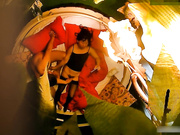 主題酒店圓床房拍攝到的熱戀小情侶開房愛愛 邊看著A片邊手指猛扣騷穴 呻吟銷魂又享受 露臉高清