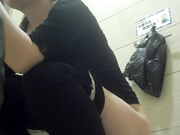 某商場公共女廁拍攝到的各式性感漂亮黑絲服務員如廁 有個小姐姐完事後還吃點東西 1080P高清原版