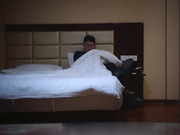 周末眼鏡哥酒店開房約了個苗條身材兼職妹子泄瀉火 主動跪舔雞巴配合各種體位 叫床聲給力 國語1080P高清