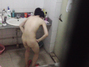 某公司女宿舍公共衛生間拍攝到的愛美的排骨妹子沐浴更衣 洗完後還給乳房擦了什麽東西～1080P高清