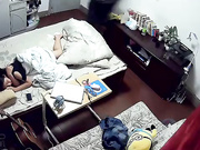 居家攝像頭破解拍攝到的光頭小夫妻床上啪啪打炮 貌似欲望強盛扒光衣服從床上幹到沙發上 場面刺激