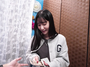 [TOTTE-242] ゆるふわ系カーディガンコーデJDが挑戦するごくぶっとディルドひっこ抜きゲーム！いおり編 西野絵美 - 1of5