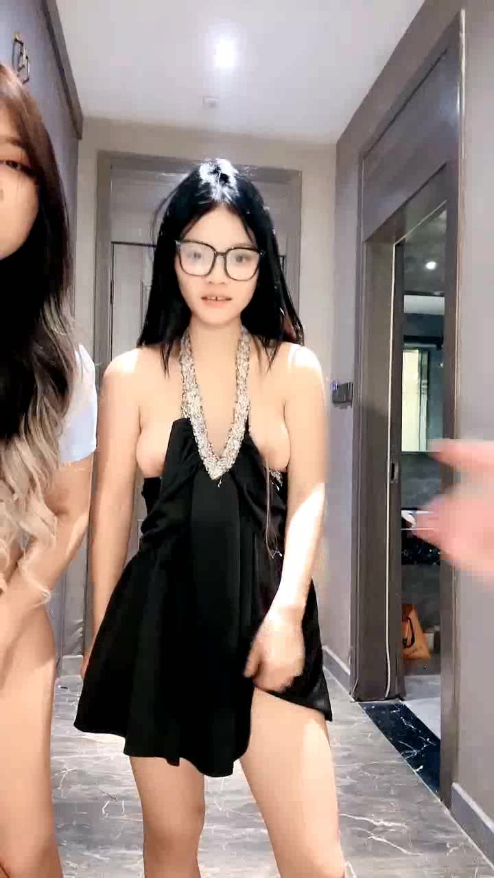 带两个妹子酒店玩双飞，全程露脸乖巧听话，床上床下轮着草两个骚逼，多体位蹂躏浪叫呻吟不止，精彩不要错过