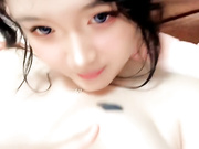 大奶乔乔一个人骚，全程露脸性感的吊带睡衣，洗澡诱惑听狼友指挥自己舔奶头，特写展示骚逼淫水多多精彩刺激