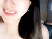 新来的气质美人妻，妩媚风情很是诱惑，揉奶玩逼互动撩骚特写展示，逼逼里塞跳蛋高潮喷尿，自己舔手上的淫水