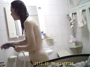 咸湿房东低价出租，真实偷拍合租姐妹日常洗澡，肤白美乳阴毛性感