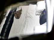 【贵在真实】，酒店上帝视角偸拍，年轻情侣开房激情造爱，漂亮女友换上开裆黑丝足交挑逗，四眼男兴奋极了