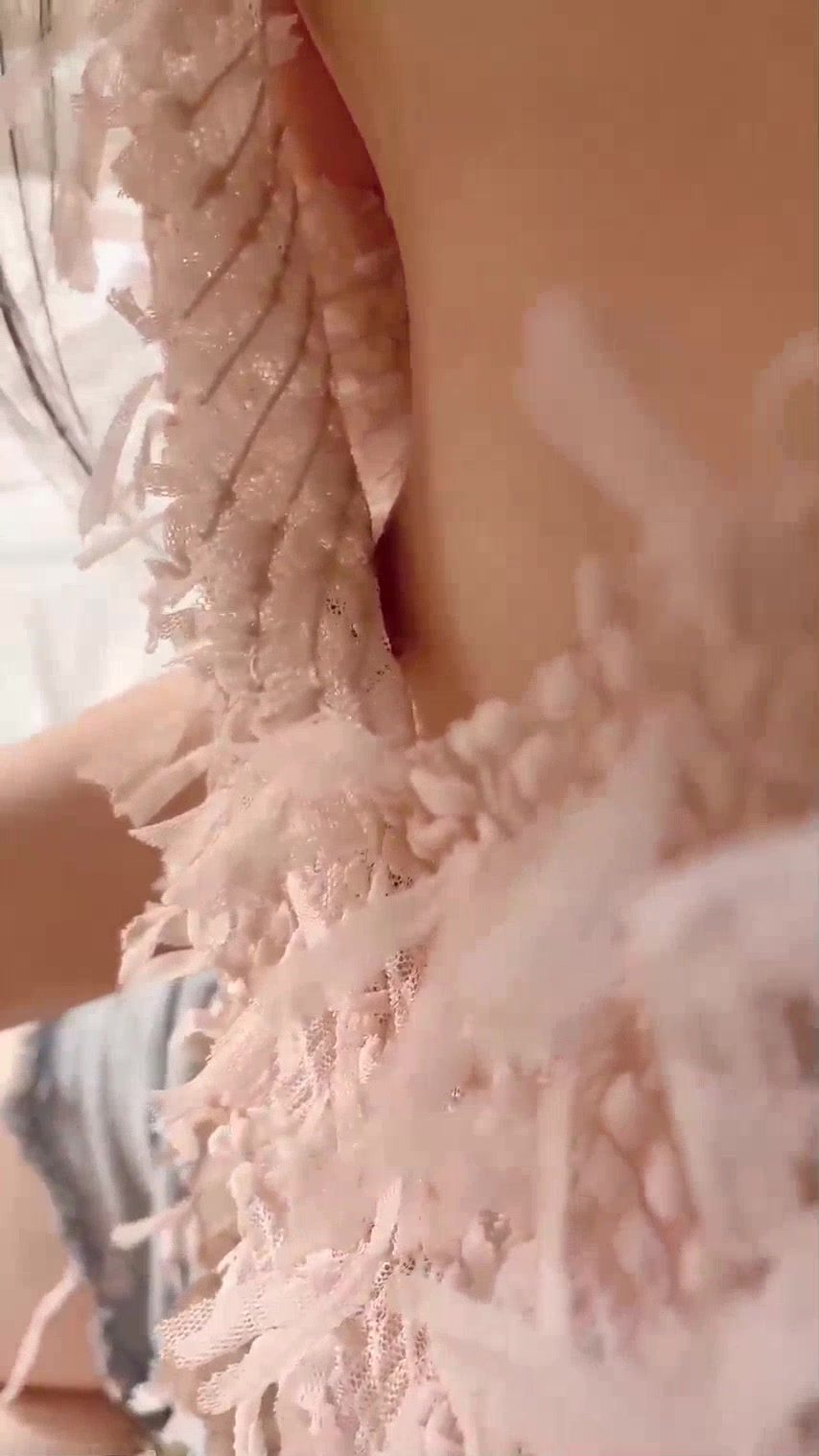 性感女房客让我去她家帮她换灯泡❤️发现她床上有成人玩具一时精虫上脑控制不住的强奸内射了她无水印版