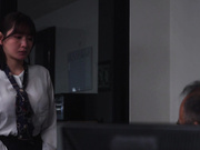 [破解] SONE-901 弱みを握られたKカップ秘書はなめくじ社長におっぱいをふやけるまで舐め犯●れ乳奴●として飼いならされる 鷲尾めい - 3of5