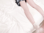 【真实乱伦】妹妹为了让我给她买苹果16，故意整天在家里穿着JK勾引我