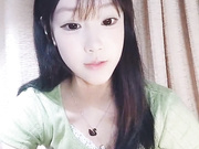 颜值不错的姑娘深夜跟纹身小哥激情啪啪，乖巧听话各种舔弄大鸡巴，让小哥揉奶玩逼各种抽插，后入冲刺干到射