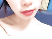 儿童节哺乳期的奶妈来给狼友喂奶拉，脱衣艳舞挺拔的骚奶子，挤奶喷射给狼友喝，淫声荡语揉奶玩逼看特写好骚