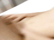 乖巧听话的嫩嫩妹妹全程露脸伺候小哥大鸡巴，深喉口交骚穴特写展示，让小哥压在身下疯狂冲刺，内射中出刺激 (2)