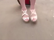 丈夫去世，寂寞妻子自慰，直到和异乡旅客发生关系。