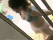 城中村握手楼偷拍❤️隔壁邻居少妇脱内衣瞬间奶子弹出来洗澡出来顾着看手机没想到身体被我看光光高清无水印