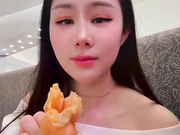 汐梦瑶-最新作《大食堂户外挑战》满座的人潮、超高压场景—众目睽睽下把精液准确撸到鸡蛋,难度系数＝满天星