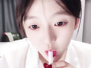 超清纯校花嫩妹『源源baby』3P啪啪 嘴里一根逼里一根爽飞了，小骚穴一扣就喷水，清纯面庞超反差 (2)