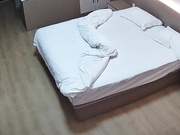 鸡冠眼镜肥胖男带情人抽空开个钟点房 打个摸鱼炮 进来澡都不洗直奋主题 白瞎这么可爱的乖乖女